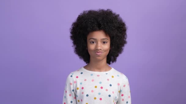 Humorvol kind grappen maken gezicht komische wenkbrauw geïsoleerde levendige kleur achtergrond — Stockvideo