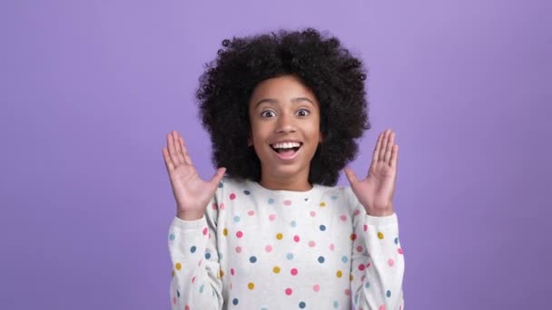 Schattig kind meisje geschokt vuist omhoog geluk geïsoleerde glans kleur achtergrond — Stockvideo