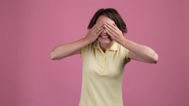 Irre Dame täuschen Abdeckung Palme Gesicht spielen Spiel isoliert pastellfarbenen Hintergrund — Stockvideo