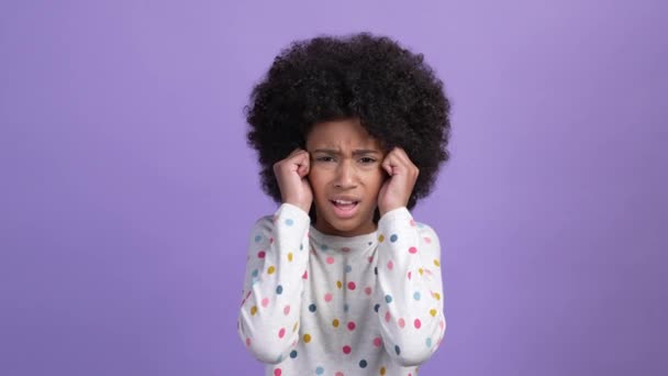 Bosszús gyerek lány próbálja figyelmen kívül hagyni a zenét hang elszigetelt élénk színű háttér — Stock videók