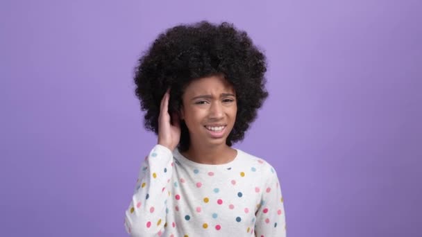 Kind kind geen luisteren gerucht roddel geïsoleerde levendige kleur achtergrond — Stockvideo