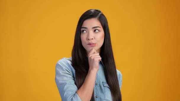 Geïnteresseerde dame overwegen beslissen gedachte geïsoleerde glans kleur achtergrond — Stockvideo