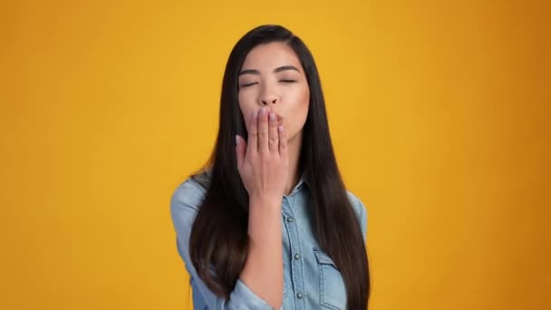 Csinos hölgy küld barátja levegő csók elszigetelt élénk szín háttér — Stock videók