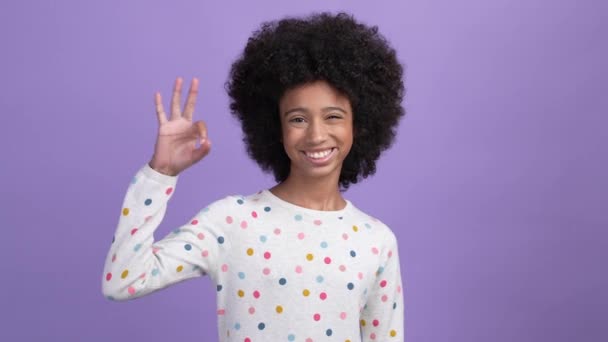 Kid meisje maken oke vingers tarief advertenties geïsoleerde glans kleur achtergrond — Stockvideo