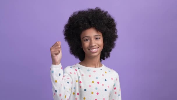 Criança fazer polegar para cima multa boa taxa isolado cor violeta fundo — Vídeo de Stock