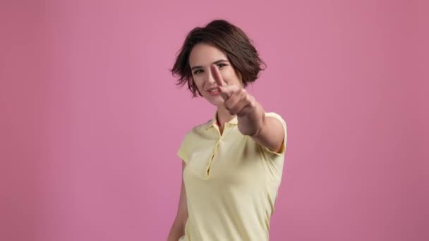 Lady machen Smartphone Hände unterzeichnen rufen Sie mich isoliert pastellfarbenen Hintergrund — Stockvideo