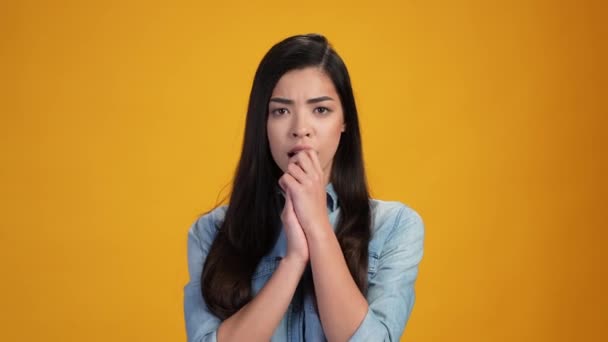 Frustrierte Dame beeindruckt erschrecken Neuheit isoliert lebendigen Farbhintergrund — Stockvideo