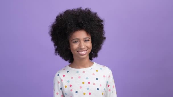 Elegante niña encantadora toothy sonriendo aislado color brillante fondo — Vídeo de stock