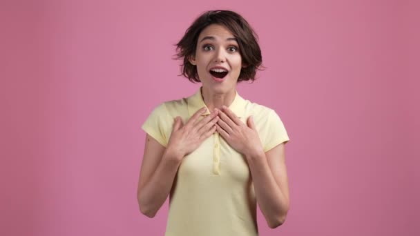 Lady beeindruckt begeistert Triumph Neuheit isoliert Pastellfarbe Hintergrund — Stockvideo
