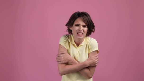Lady leiden Unbehagen Umarmung selbst Arme isoliert pastellfarbenen Hintergrund — Stockvideo