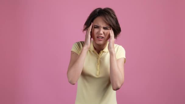 Lady touch tempel händer svår huvudvärk isolerad pastell färg bakgrund — Stockvideo