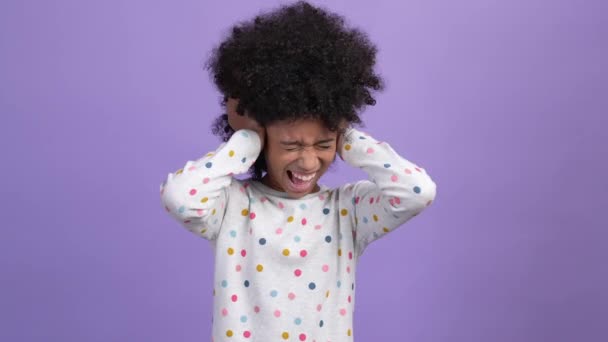 Unzufriedene Kind Mädchen ignorieren laute Musik isoliert Glanz Farbe Hintergrund — Stockvideo