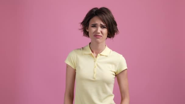Kadın çapraz kollar seçimi onaylamıyor boş alan izole edilmiş pastel arkaplan — Stok video