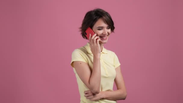 Lady apparaat oproep nummer vriend vertellen nieuws geïsoleerde pastel kleur achtergrond — Stockvideo