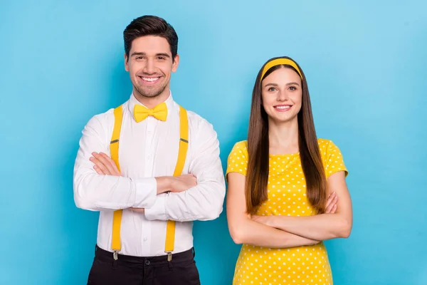 Foto van twee positieve vriendelijke mensen gekruiste armen kijken camera tand glimlach geïsoleerd op blauwe kleur achtergrond — Stockfoto