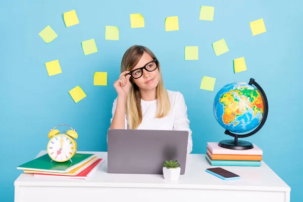 Portrét atraktivní trendy smýšlející kvalifikované dívka dělá domácí úkol pomocí notebooku brainstorming izolované přes jasně modré barvy pozadí — Stock fotografie