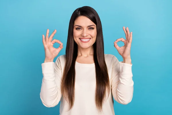 Foto av ung vacker kvinna promotor visa fingrar okey symbol beslut stor annons isolerad över blå färg bakgrund — Stockfoto