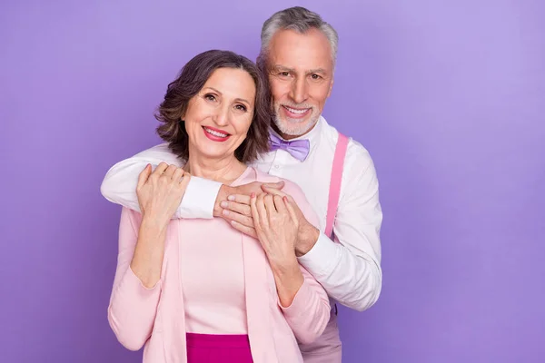 Ritratto di due idilliaci allegri partner anziani abbracciano fiducia cura isolato su sfondo di colore viola — Foto Stock