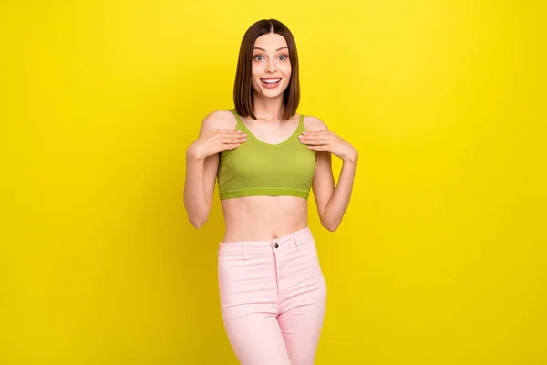 Foto van indruk brunette jonge dame dragen groene top jeans geïsoleerd op gele kleur achtergrond — Stockfoto
