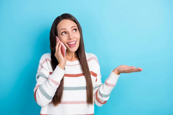 Foto di ragazza signora hanno conversazione telefonica guardare vuoto spazio usura maglione a righe isolato colore blu sfondo — Foto Stock