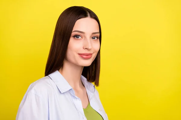 Foto de perfil de la joven morena optimista usar camisa azul aislado sobre fondo de color amarillo —  Fotos de Stock