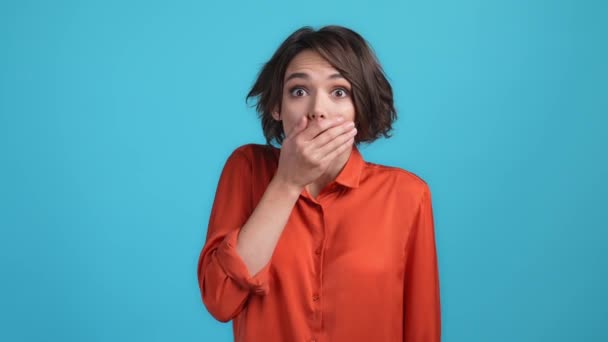 Señora agente de tapa cerrada boca de la mano decir novedad aislado fondo de color azul — Vídeos de Stock