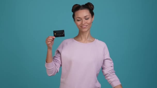 Joven dama mantenga tarjeta de crédito sugieren oferta aislado color brillante fondo — Vídeos de Stock