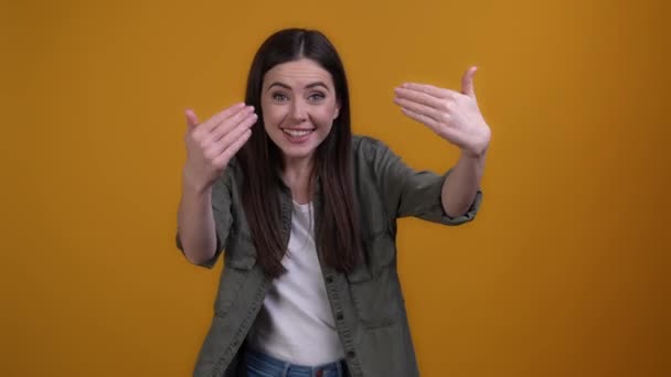 Lady bevorderen klanten grote korting welkom geïsoleerde glans kleur achtergrond — Stockvideo