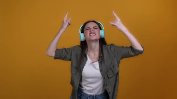 Joyeuse dame rocker entendre casque danse isolé couleur vive arrière-plan — Video