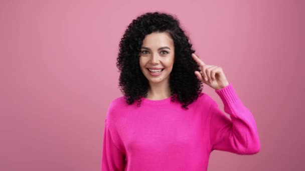 Linda dama dedo frente aversión sugerencia aislado pastel color fondo — Vídeo de stock