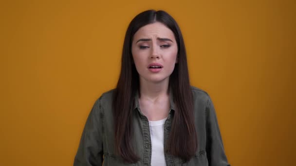 Lady imponerad ser fruktansvärda nyhet isolerad glans färg bakgrund — Stockvideo