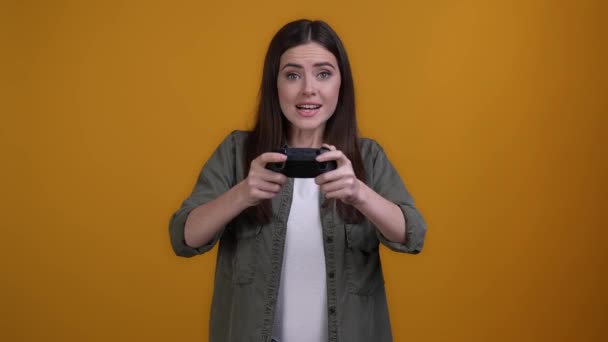 Frustriert wütend Dame Jugend spielen Freude Stock isoliert Glanz Farbe Hintergrund — Stockvideo