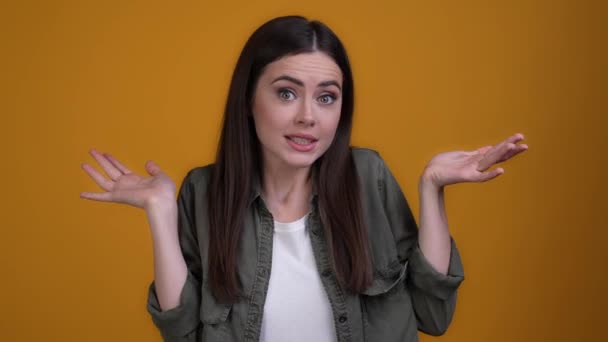 Lady nicht wissen Versagen Achselzucken isoliert Glanz Farbe Hintergrund — Stockvideo