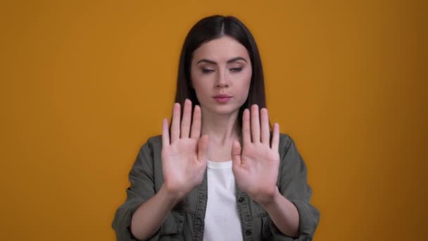 Genervt Dame machen Stoppschild keine Möglichkeit Kontrolle isoliert lebendigen Farbhintergrund — Stockvideo