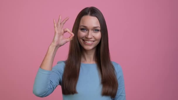 Lady maken oke symbool spion bril korting geïsoleerde pastel kleur achtergrond — Stockvideo