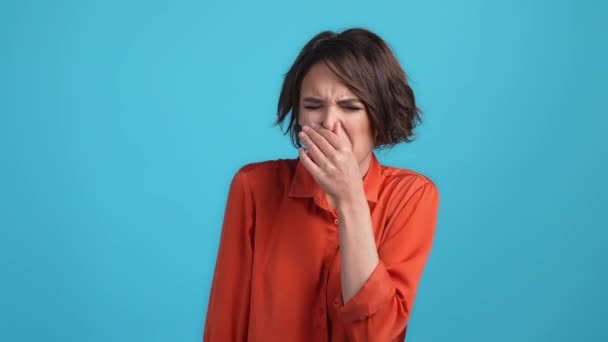 Senhora não gosta cheiro terrível fechar nariz boca isolado azul cor de fundo — Vídeo de Stock