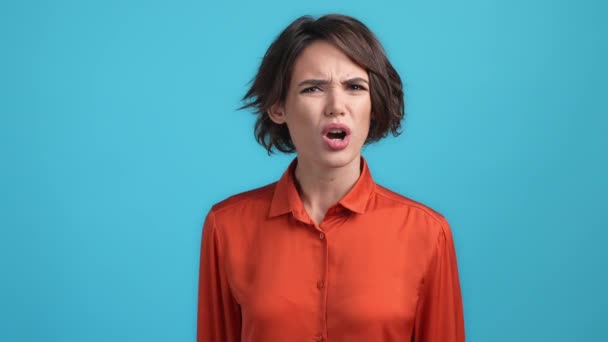 Lady maken fout paniek reactie geïsoleerde blauwe kleur achtergrond — Stockvideo