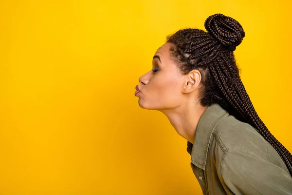 Foto retrato vista lateral del perfil de la mujer afroamericana besándose aislada sobre fondo vivo de color amarillo con espacio en blanco —  Fotos de Stock