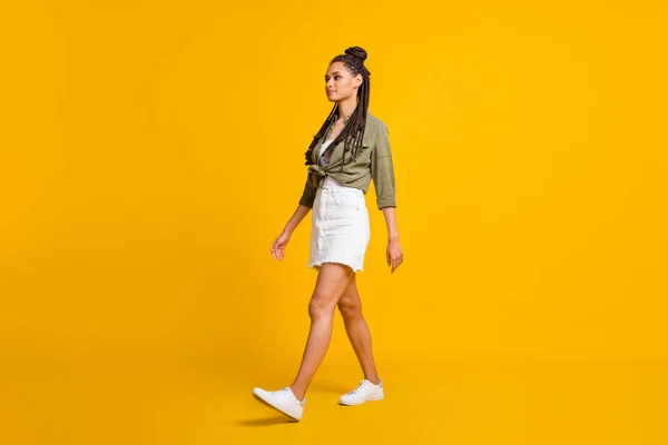 Foto retrato cuerpo completo perfil vista lateral de la mujer caminando aislado sobre fondo de color amarillo vivo —  Fotos de Stock