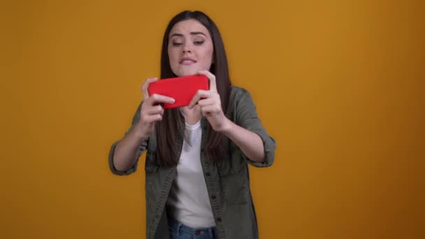 Dame jouer gadget jeu vidéo perdre hurler isolé briller fond de couleur — Video