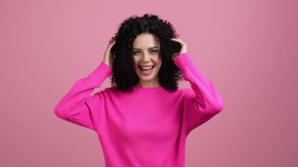 Hübsche Dame genießen Berührung Hände Haarbehandlung isoliert Pastell Farbe Hintergrund — Stockvideo