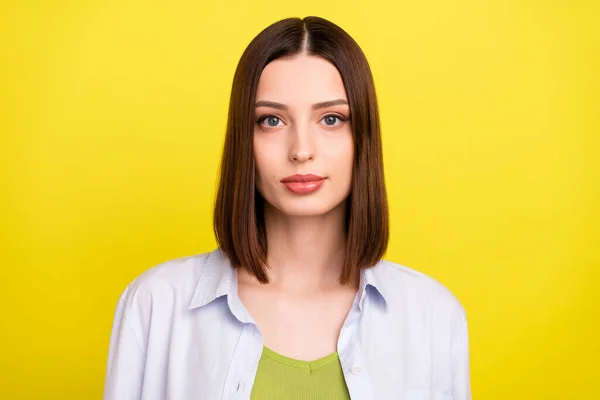 Foto de boa morena jovem senhora usar camisa azul isolada no fundo de cor amarela — Fotografia de Stock