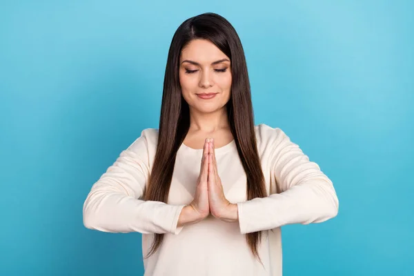 Foto de una joven encantadora mujer practicando yoga relajante de ensueño esperando aislada sobre fondo de color azul — Foto de Stock