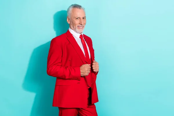 Foto de homem atraente pensionista vestido vermelho de três peças tux espaço vazio isolado cor teal fundo — Fotografia de Stock