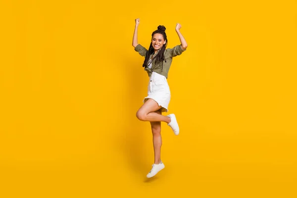 Retrato de perfil de tamaño completo de atractivos puños de persona de piel oscura celebran aislado sobre fondo de color amarillo —  Fotos de Stock