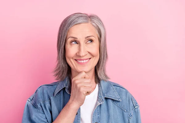 아름다운 노부인의 사진은 광고처럼 빈 공간에 파란 자켓을 입고 파스텔 핑크 색 배경에 고립되어 있다 — 스톡 사진