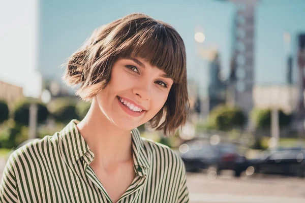 Foto porträtt kvinnlig student i casual kläder ler promenader på stadens gata reser på semester — Stockfoto