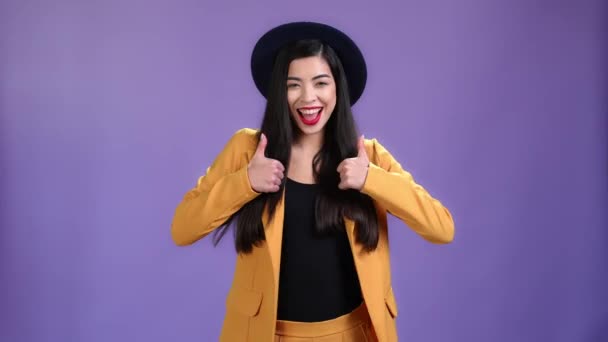 Promotor wanita membuat ibu jari up iklan terisolasi warna latar belakang bersemangat — Stok Video