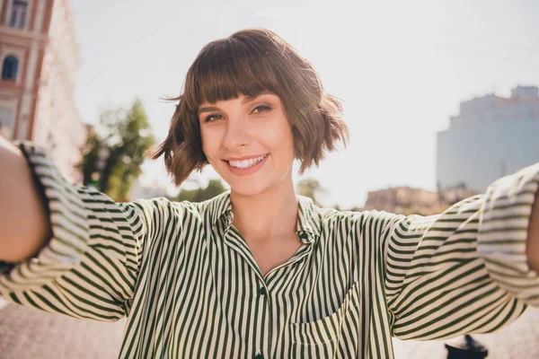 Foto de alegre sueño bonito señora disparar selfie sonrisa brillante usar camisa rayada ciudad urbana al aire libre —  Fotos de Stock