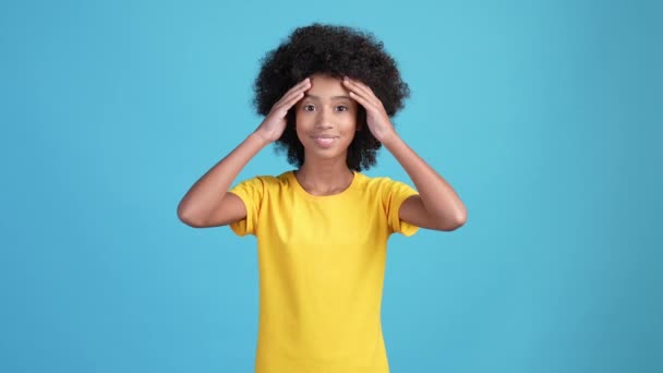 Sorprendido niño puño hasta campeón extático aislado fondo de color azul — Vídeos de Stock